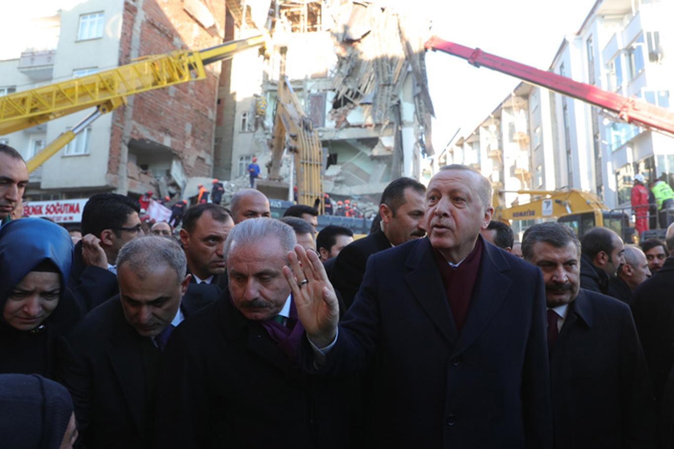 Cumhurbaşkanı Erdoğan, deprem bölgesinde incelemelerde bulundu Cumhurbaşkanı Erdoğan, deprem bölgesinde incelemelerde bulundu